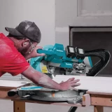 Аккумуляторная торцовочная пила MAKITA DLS111ZU