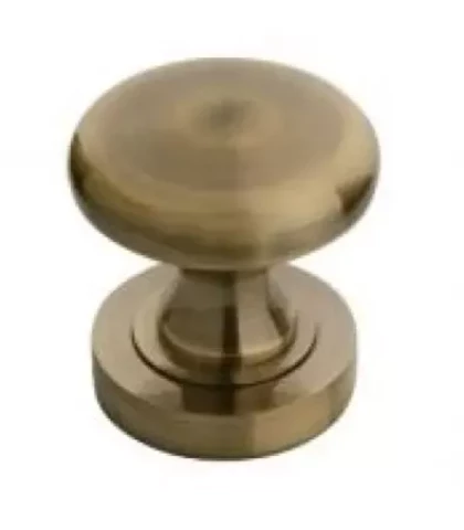 Rokturis nekustīgs uz rozetes patina, apaļš