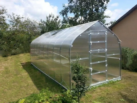 Siltumnīca KLASIKA STANDART 15 2,5x6m ar pamatiem, 4mm polikarb.,3 jumta lūkām ar autom. atvērējiem