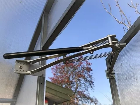 Automatic greenhouse hatch and door opener UNIVENT