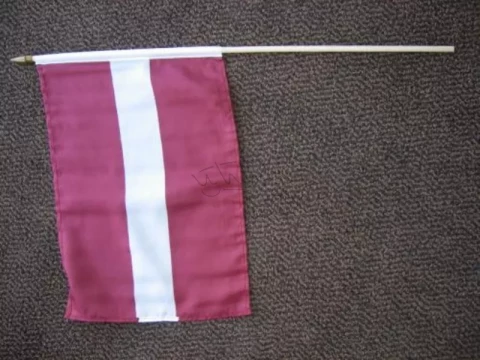 LR karodziņš ar koka kātiņu 30x40cm