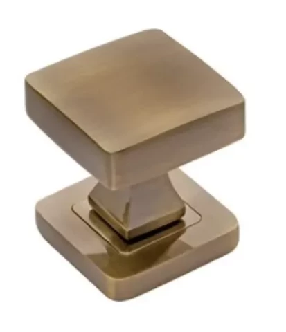 Rokturis nekustīgs uz rozetes patina, kvadrāta